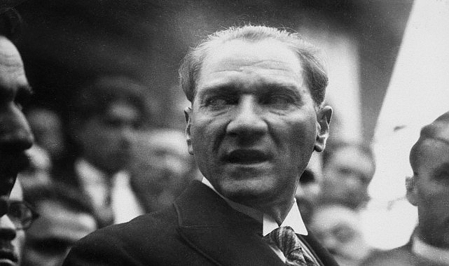 "Karanlıkta Akan Bir Yıldız: Mustafa Kemal Atat&uuml;rk"