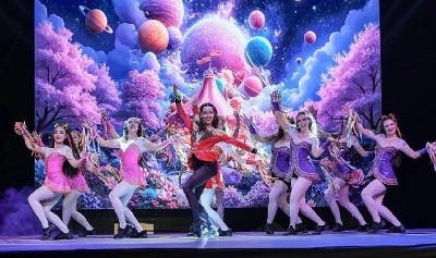 Karneval&rsquo;da &ccedil;ocuklar Luna&rsquo;nın ışığı ile b&uuml;y&uuml;lendi