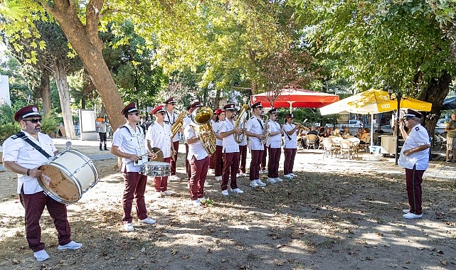 Karşıyaka Belediye Bandosu&rsquo;ndan sokak konserleri