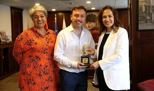 Karşıyaka Belediye Tiyatrosu&rsquo;nda &ouml;d&uuml;l gururu!
