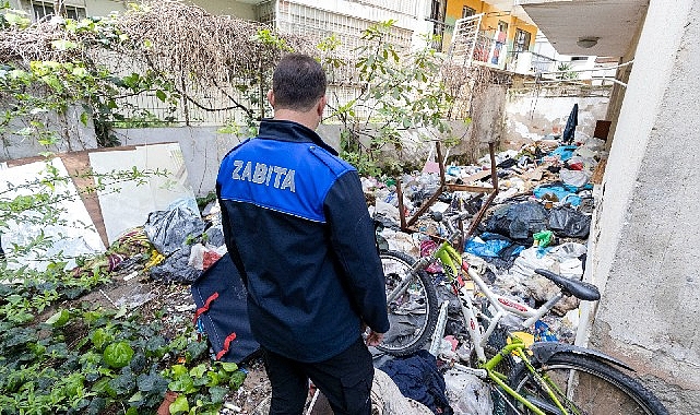 Karşıyaka Belediyesi&rsquo;nden &ccedil;&ouml;p eve m&uuml;dahale: 3 ton &ccedil;&ouml;p &ccedil;ıkarıldı