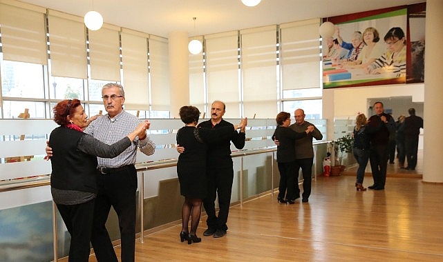 Karşıyaka Belediyesi'nden &uuml;cretsiz salon dansları kursu