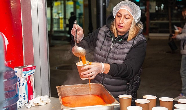 Karşıyaka&rsquo;da 15 bin kişiye sıcak &ccedil;orba ikramı