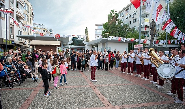Karşıyaka&rsquo;da 7&rsquo;den 77&rsquo;ye Cumhuriyet coşkusu!