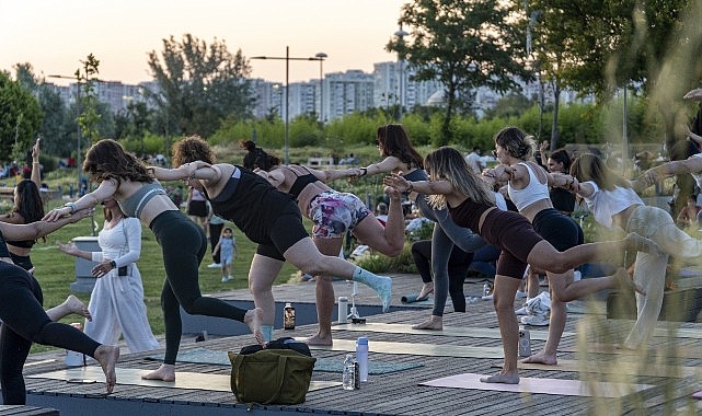 Karşıyaka&rsquo;da g&uuml;n batımında yoga buluşması