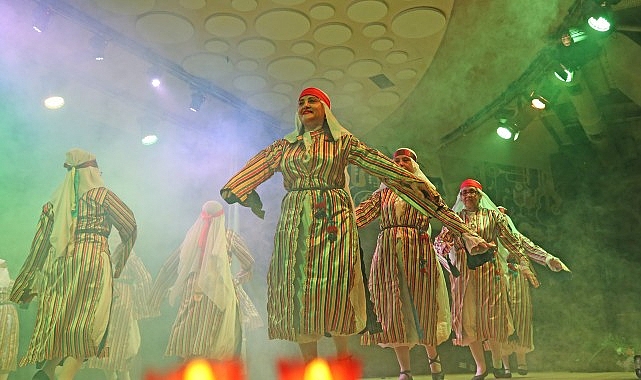 Karşıyaka&rsquo;da halk dansları kursuna muhteşem final!