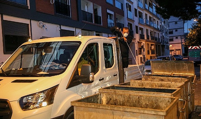 Karşıyaka&rsquo;da ila&ccedil;lama ekiplerinden akşam mesaisi