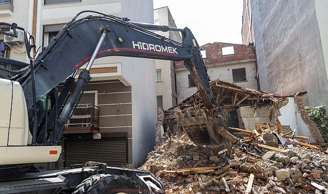 Karşıyaka&rsquo;da metruk ve riskli binalar tek tek yıkılıyor