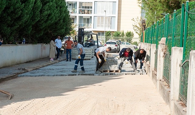Karşıyaka&rsquo;da okul &ccedil;evrelerinde yol bakım &ccedil;alışması