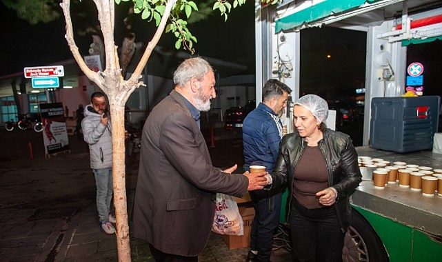 Karşıyaka&rsquo;da soğuk sabahlara sıcak dokunuş: &Ccedil;orba ikramı başladı