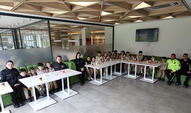 Kartepe K&uuml;t&uuml;phanesi&rsquo;nde Anlamlı Polis Haftası Kutlaması