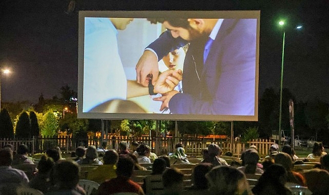 Kartepe&rsquo;de A&ccedil;ık Hava Sinema Geceleri Yoğun İlgi G&ouml;r&uuml;yor