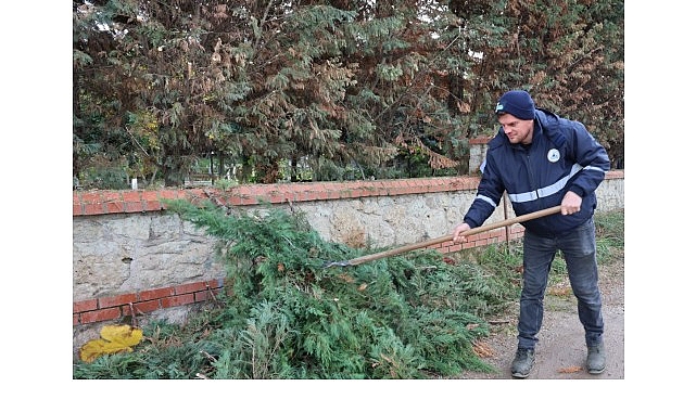 Kartepe&rsquo;de Mezarlıklara D&uuml;zenli Bakım