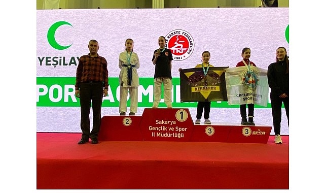 Kartepeli Karateciler Sakarya&rsquo;da K&uuml;rs&uuml;y&uuml; Kapatmadı