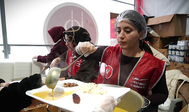 Ke&ccedil;i&ouml;ren Belediyesi&rsquo;nden Sıcak Yemek ve Ramazan Kumanyası İkramı