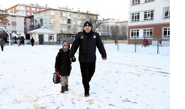 Ke&ccedil;i&ouml;ren&rsquo;de Okul &Ccedil;evrelerinde Karla M&uuml;cadele ve G&uuml;venli Ge&ccedil;iş &Ccedil;alışması