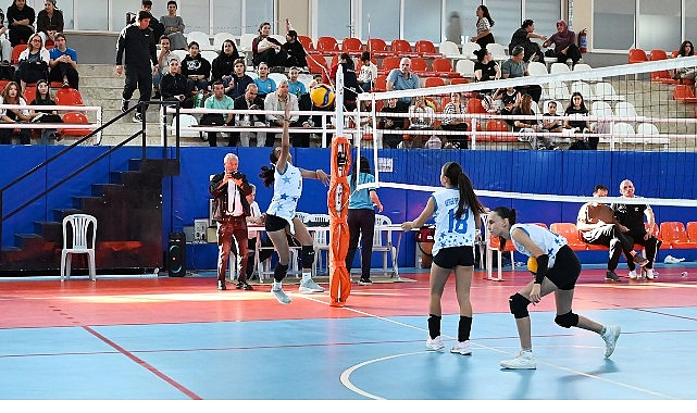 Kemer Belediye voleybolcuları b&uuml;y&uuml;k alkış topladı