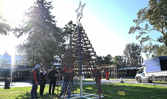 Kemer Belediyesi&rsquo;nden cam atıklarından yılbaşı ağacı