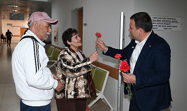 Kemer Belediyesi&rsquo;nden sağlık &ccedil;alışanı kadınlara karanfil