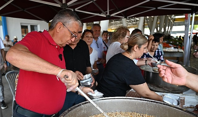Kemer Belediyesi&rsquo;nin aşure ikramları s&uuml;r&uuml;yor