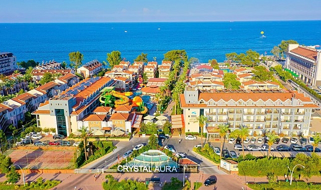 Kemer&rsquo;de &Ccedil;evre Duyarlılığı &Ouml;d&uuml;lle Ta&ccedil;landı: Crystal Aura Aqua Collection&rsquo;a Anlamlı Plaket