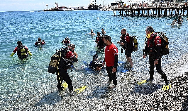 Kemer&rsquo;de deniz dibi ve sahil temizliği etkinliği