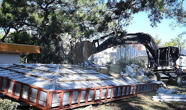 Kemer&rsquo;de ka&ccedil;ak yapıların yıkımı s&uuml;r&uuml;yor