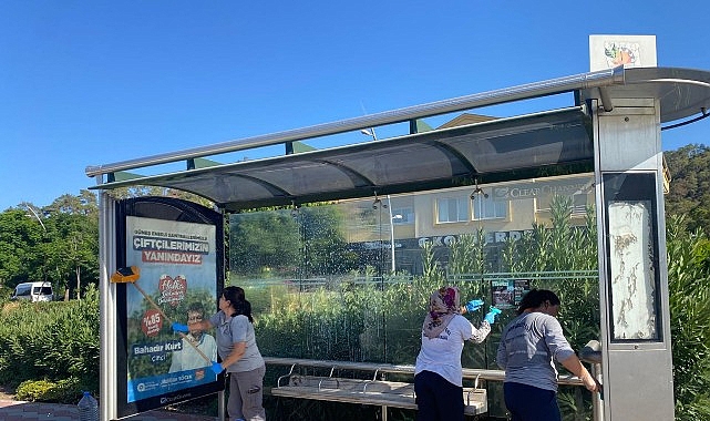 Kemer&rsquo;de otob&uuml;s durakları temizleniyor