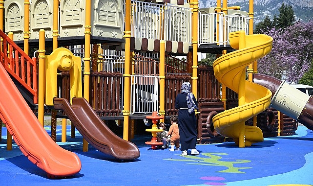 Kemer&rsquo;de parklar yenileniyor