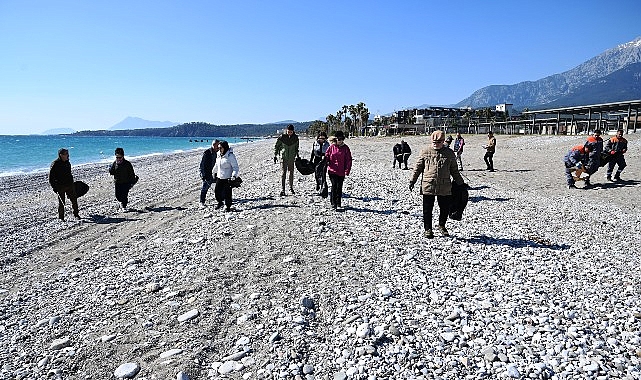 Kemer&rsquo;de sahil temizliği