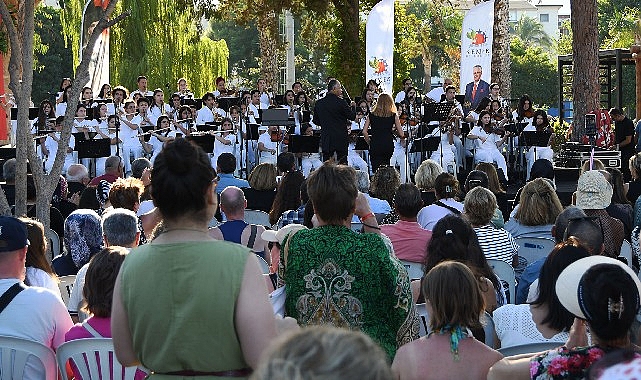 Kemer&rsquo;de sokak hayvanları yararına &uuml;&ccedil;&uuml;nc&uuml; konser