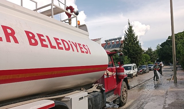 Kemer&rsquo;de tozlu yollar yıkanıyor