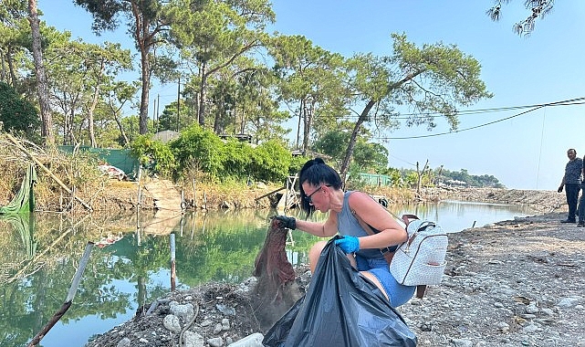 Kemer&rsquo;de yaşayan yabancı uyruklu kadınlarla temizlik faaliyeti
