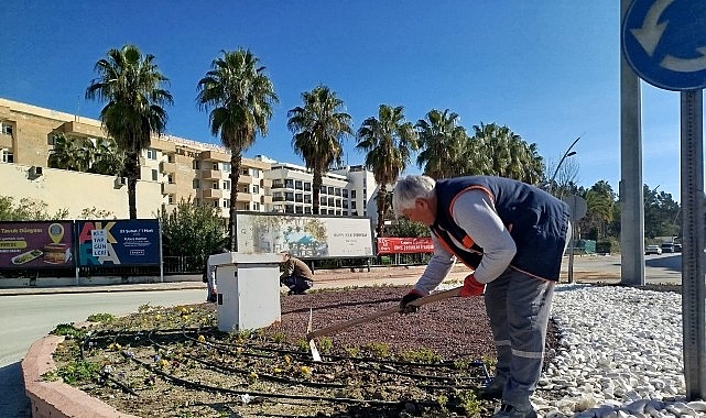 Kemer&rsquo;de yeşil alanlarda bakım &ccedil;alışması