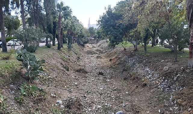 Kemer&rsquo;deki derelerde temizlik &ccedil;alışmaları