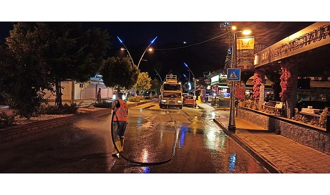 Kemer&rsquo;deki toz ve toprak olan yollar yıkanıyor