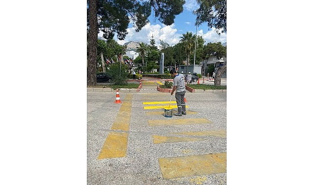Kemer&rsquo;deki yaya ge&ccedil;itleri boyanıyor