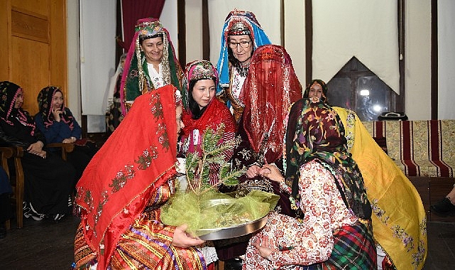 Kına gecesi geleneği Osmangazi&rsquo;de yaşatıldı