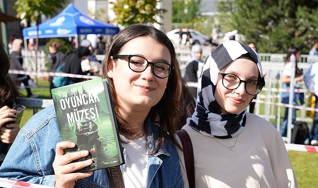 Kitap Fuarı'nda gen&ccedil; yazarlara yoğun ilgi