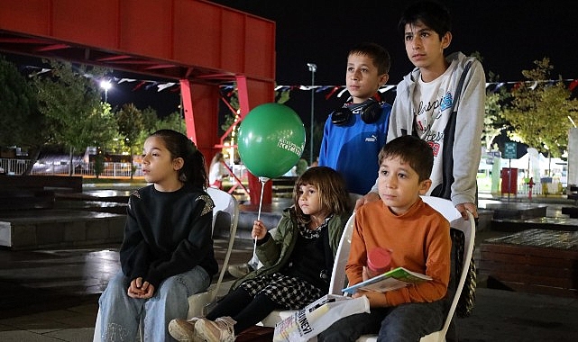 Kitap Fuarı'nda sinema keyfi s&uuml;r&uuml;yor