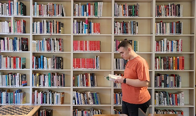 Kitap kurdu Asil okuma sevgisiyle &ouml;rnek oluyor