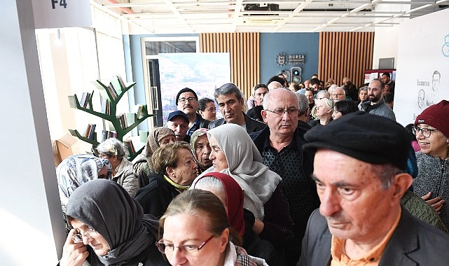 Kitapseverler Osmangazi Belediyesi&rsquo;nin standında kuyruklar oluşturdu