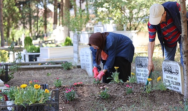 Kocaeli B&uuml;y&uuml;kşehir bayramda vefa geleneğini yine s&uuml;rd&uuml;rd&uuml;;  Kabirlere &ccedil;i&ccedil;ek, g&ouml;n&uuml;llere huzur