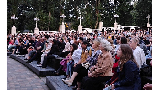 Kocaeli Şehir Tiyatroları, D&uuml;nya sahnesinde