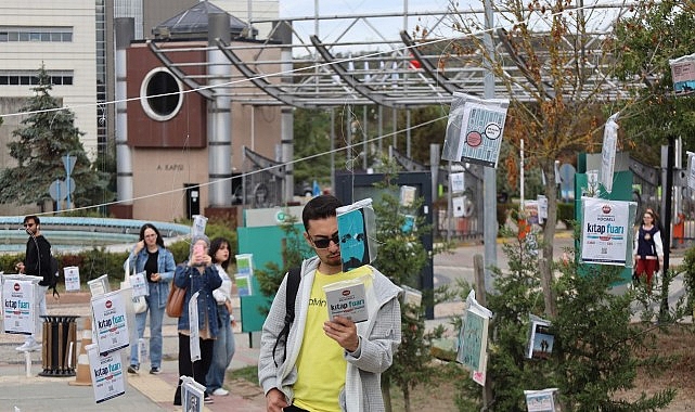 Kocaeli &Uuml;niversitesi'nde kitaplar dalından toplandı