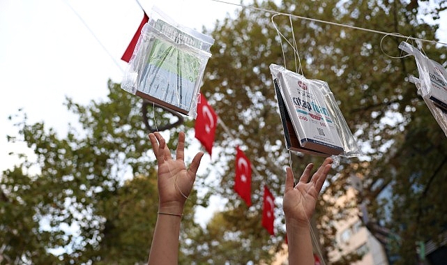 Kocaeli'de gelenek bozulmadı, kitaplar yine ilk ağa&ccedil;larda a&ccedil;tı!