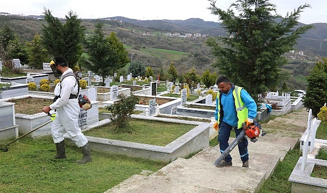 Kocaeli&rsquo;de mezarlıklar bayrama hazır