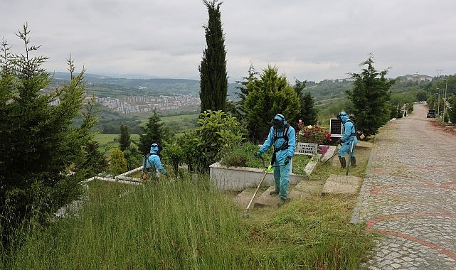 Kocaeli&rsquo;de şehitlik ve mezarlıklar bayrama hazır