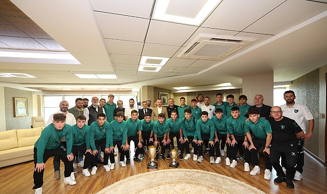 Kocaelispor'un şampiyon gen&ccedil;leri B&uuml;y&uuml;kakın'a geldi