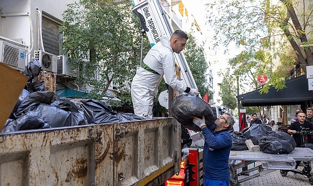 Konak Belediyesi&rsquo;nden &ccedil;&ouml;p ev operasyonu: 4 kamyon atık &ccedil;ıktı